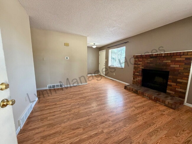 Building Photo - One Bedroom - Awesome Location!