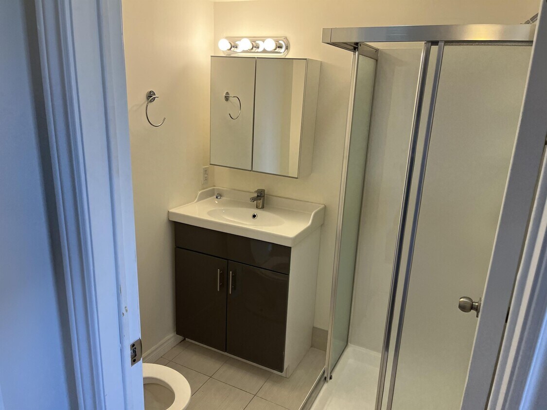Photo du bâtiment - 570-570 King St W