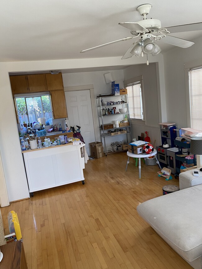 Kitchen room - 8947 Hubbard St
