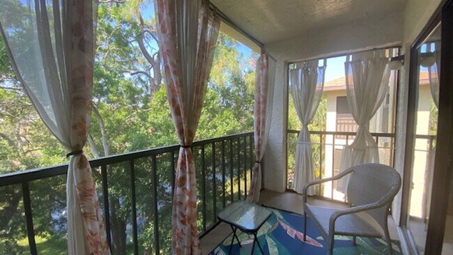 Building Photo - Beautiful Top Floor Condo!! Gated Communit...