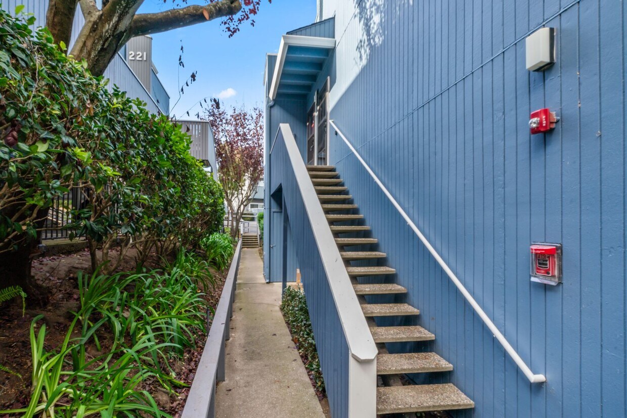 Foto principal - Top Floor 1Bd/1Ba Condo Community with Ten...