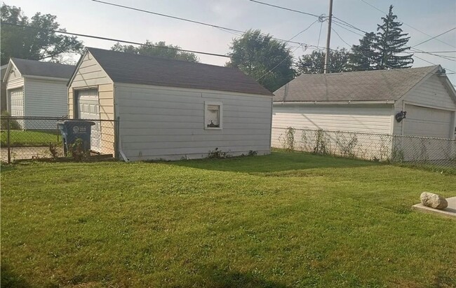 Building Photo - 2 Bedroom Home - North Toledo