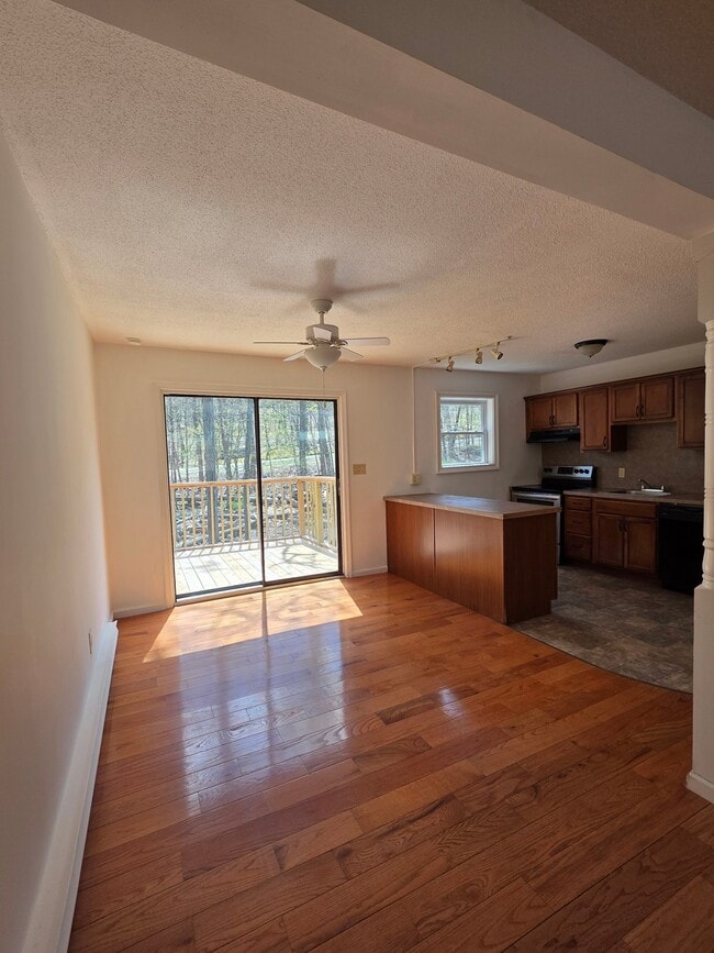 Foto del edificio - 362 Somerset Dr