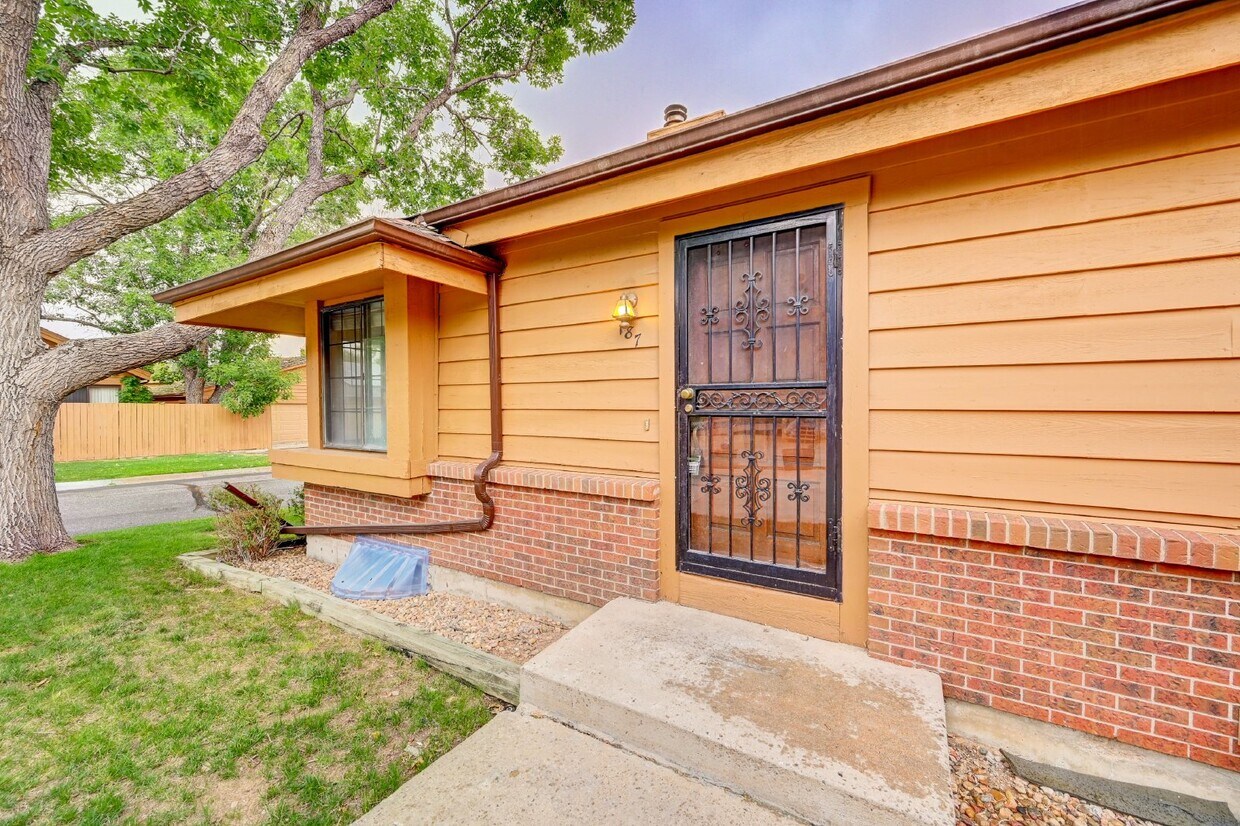 Foto principal - $2,495 2 Bed, 2 Bath Townhome in Aurora wi...