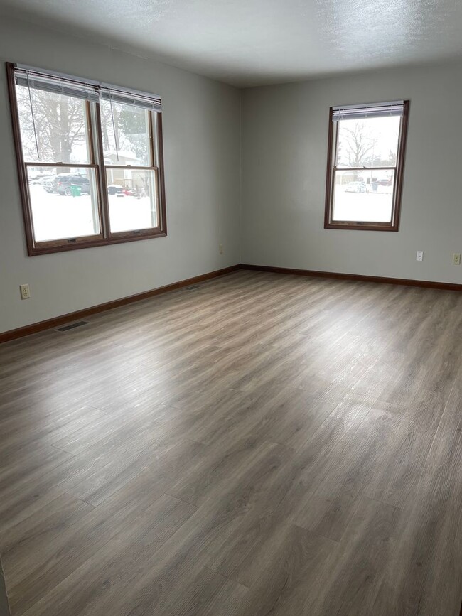 Building Photo - 413 S Harkless Dr