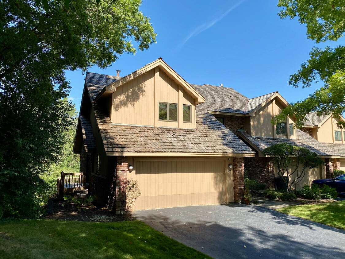 42 Oak Creek Ct, Burr Ridge, IL 60527 Townhome Rentals in Burr Ridge