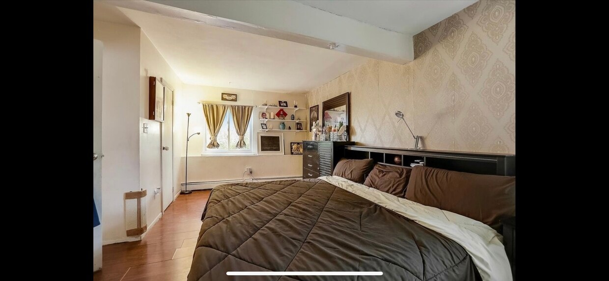 20 Malcolm St Unit 1st floor, Bellport, NY 11713 Apartments in