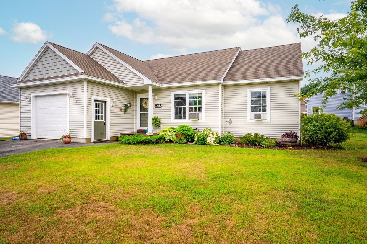 Primary Photo - Gorham 3BD/2BA Single Family Home with Gar...