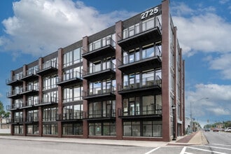 Building Photo - 2725 N Thatcher Ave