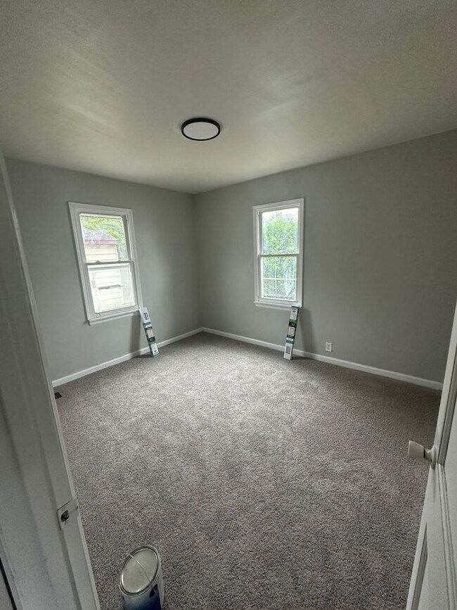 Foto del edificio - 3 Bed 1 Bath with Fence + 2 Car Garage - Newly Refreshed