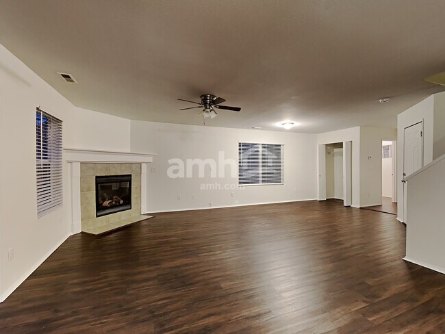 Foto del edificio - 17627 Silver Creek Avenue E