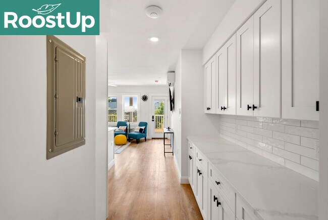 Foto del edificio - RoostUp Furnished Private Bedroom with Private Ensuite Bath in East Somerville!