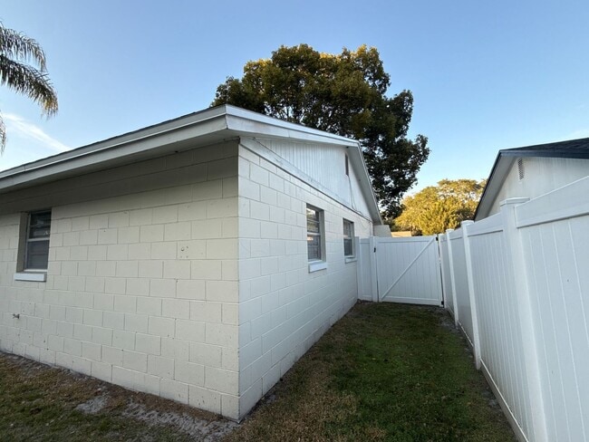 Building Photo - 119 N Alderwood St