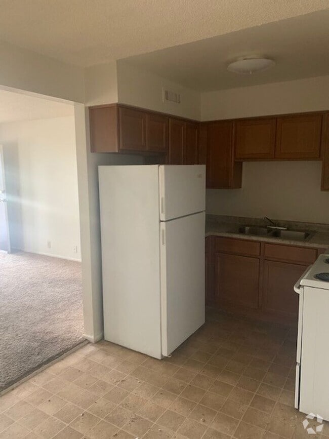 Building Photo - 555 S Royal Crest Cir