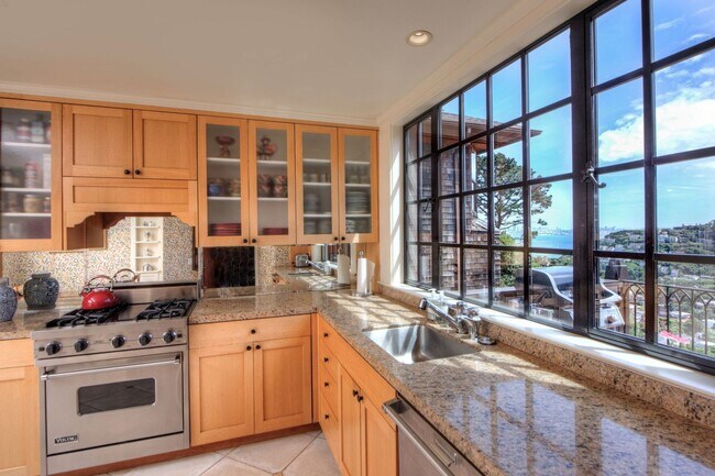 Foto del edificio - Beautiful Sausalito Home w/ Stunning SF Skyline & Bay Views!