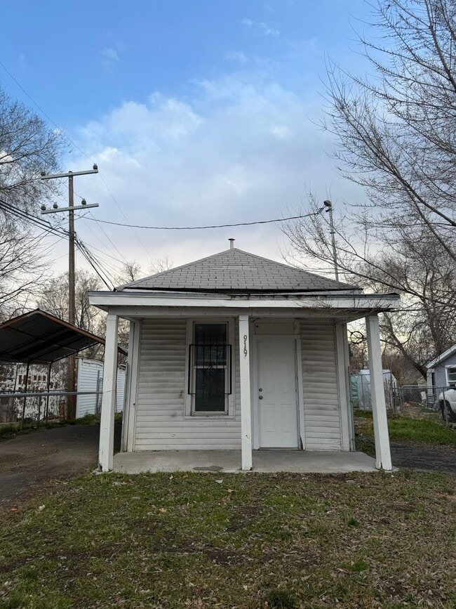 Building Photo - One Bedroom Home