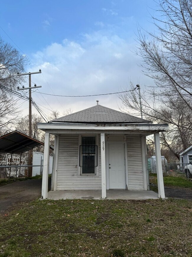 Foto del edificio - One Bedroom Home