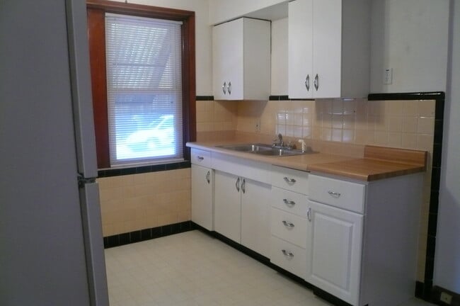 Building Photo - 5747 Devonshire Ave