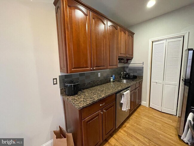 Foto del edificio - 1417 Chapin St NW