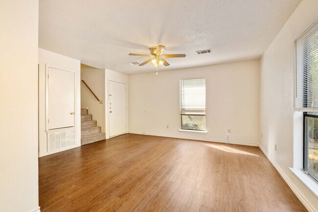 Foto del edificio - 2 Bedroom, 1.5 Bath Apartment In Lockhart