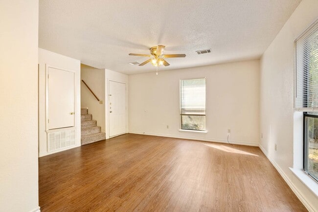 Building Photo - Charming 2-Story Townhouse Apartment in Lo...