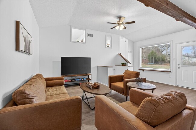 Building Photo - 453 Chamberlin Dr