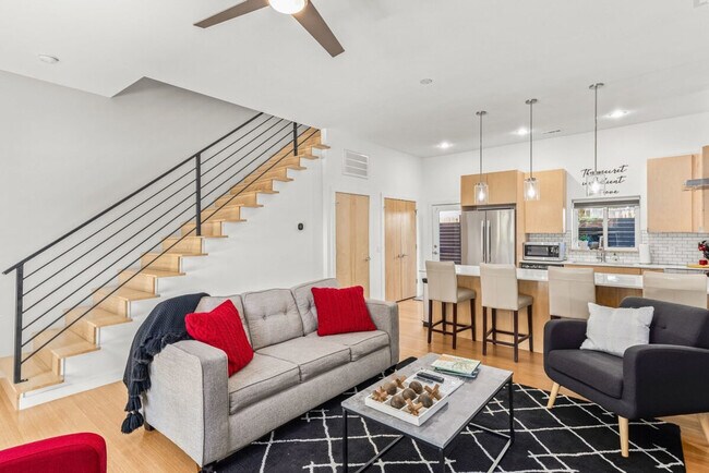 Foto del edificio - 352 W 5th St