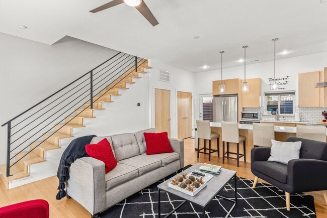 Building Photo - 352 W 5th St