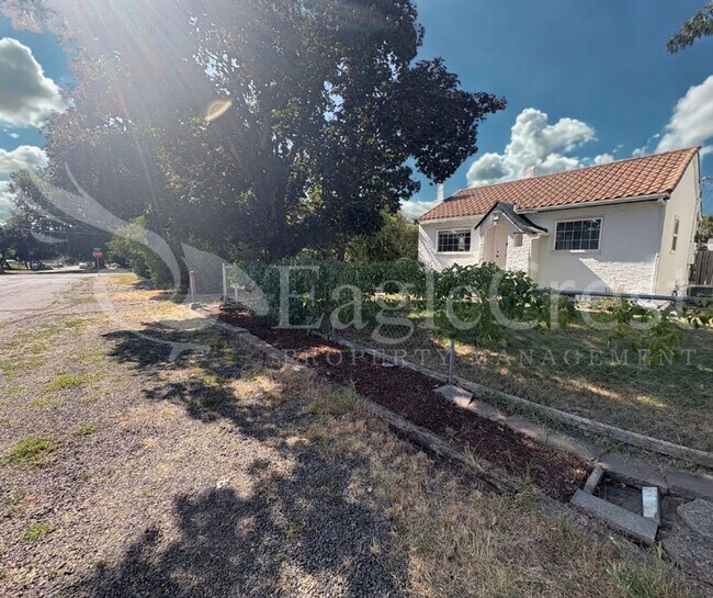 Foto del edificio - Two Bedroom, One Bathroom Home with Bonus ...