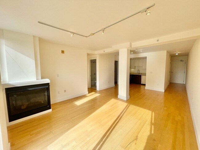 Foto del edificio - Top Floor 2 bed / 2 bath, city views from private balcony, Garage, In Unit Laundry, Centrally Loc...