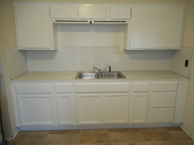 Foto del edificio - Renovated 2 Bedroom 1 Bath Home off Heckle Blvd with Central Heat & Air