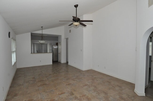 Foto del edificio - Great Location! All appliances included!