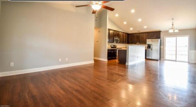 Foto del edificio - 212 Riverstone Ct