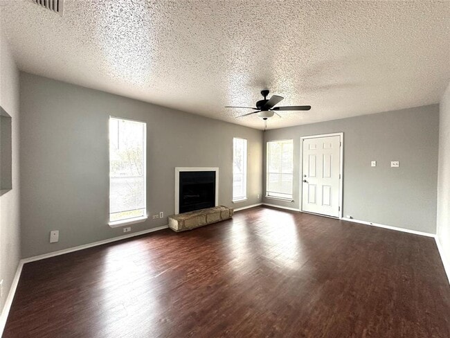 Building Photo - 12401 Tree Line Dr