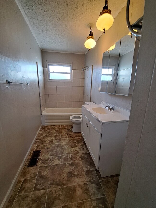 Building Photo - 4415 Thompson Dr