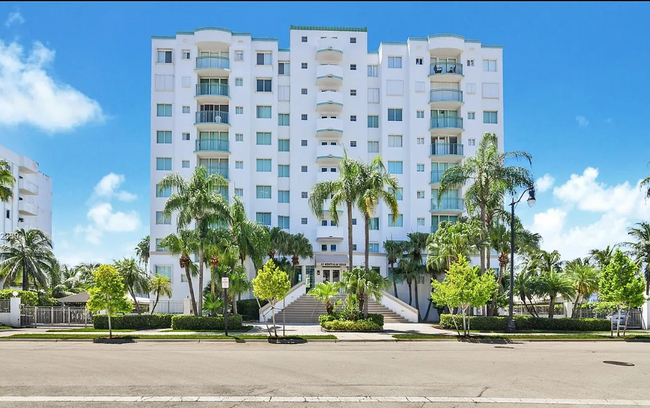 Foto del edificio - 18000 N Bay Rd