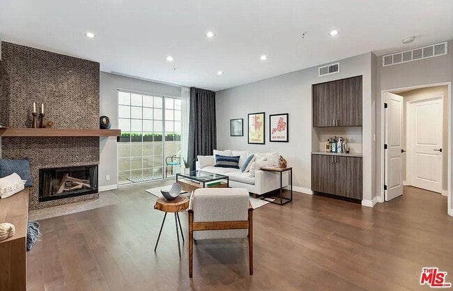 Building Photo - 930 N Doheny Dr