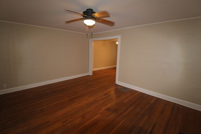Building Photo - August FREE On This Updated 2 Bedroom 1 Ba...