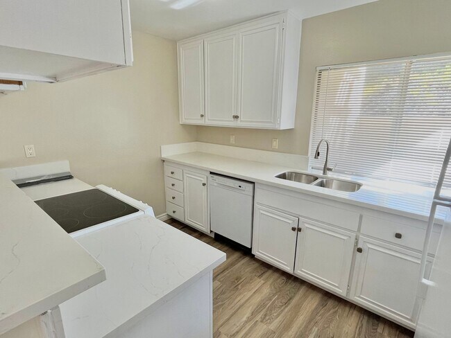 Foto del edificio - Upgraded 3 Bed 1.5 Bath Condo in Mira Mesa