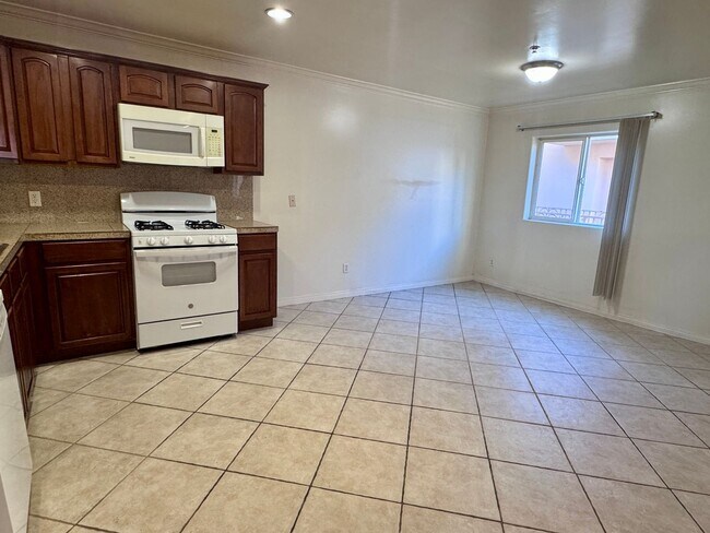 Building Photo - 3 Bedroom 2 Bath Penthouse condo in Van Nuys