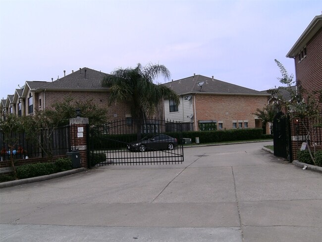 Building Photo - 5941 S Loop E