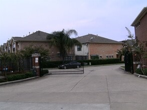 Building Photo - 5941 S Loop E