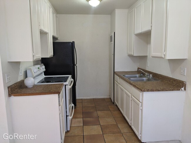 Building Photo - 2 br, 1 bath House - 4034 E Moreland St #B