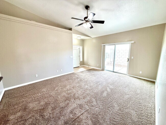 Foto del edificio - Move in Special! Half off 1st Month's Rent- Great 3 Bedroom Duplex near the Kingman Hospital!