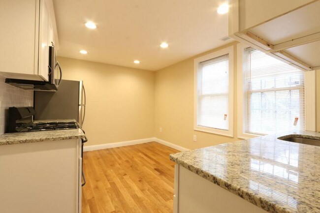 Building Photo - 4 Saint James Pl