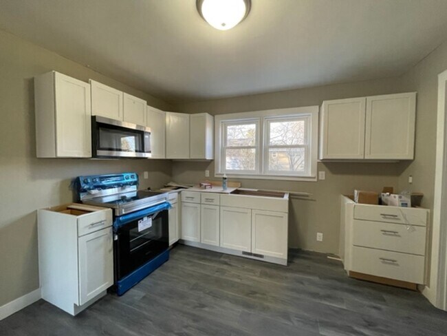 Foto del edificio - HUGE SHOP!  Updated 3 bedroom home in great location close to Mercy