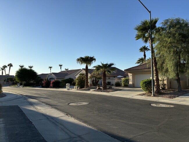Building Photo - 55+ Long-term Rental in Sun City Palm Desert