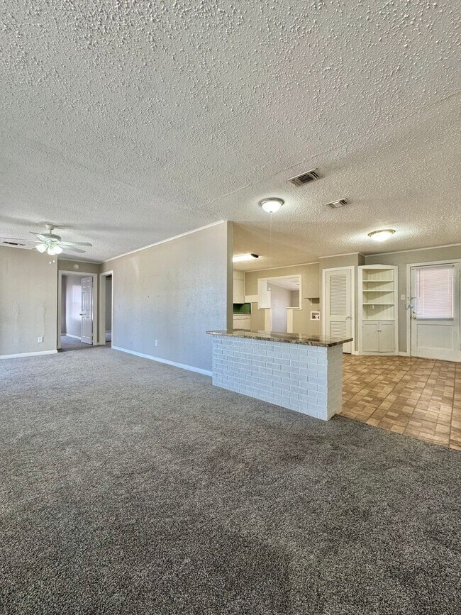 Foto del edificio - COMING APRIL 2026!! 2 Bedroom/1 Bathroom!!