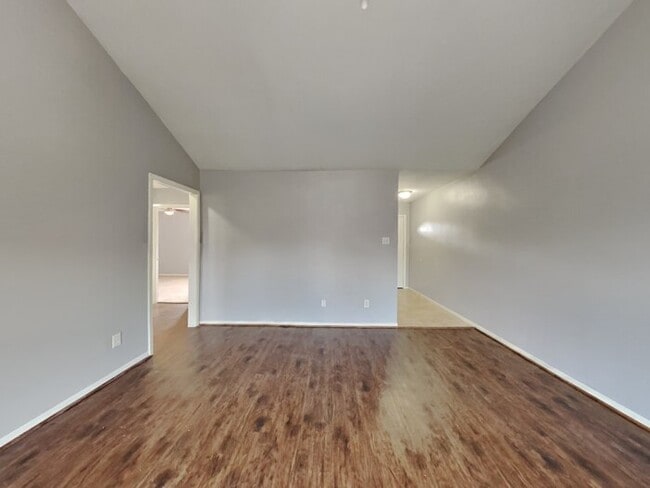 Building Photo - 722 E Brown Ln