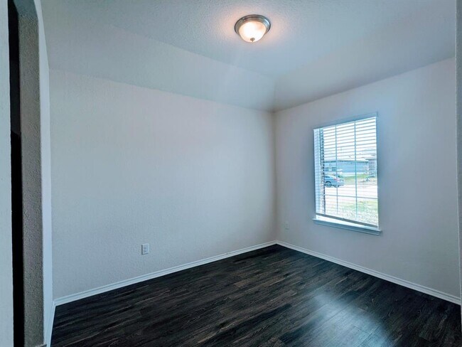 Foto del edificio - 121 Dylan Dr